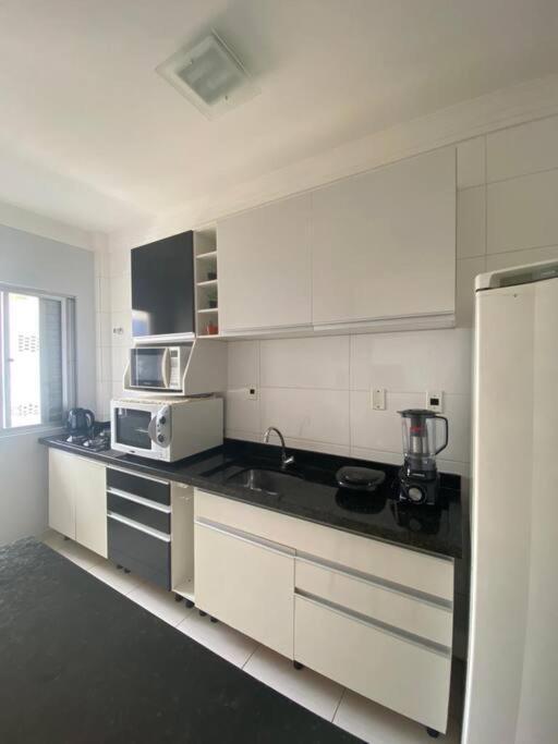 Apto Central, 2 Quadras Da Praia, Com Estacionamento Apartamento *